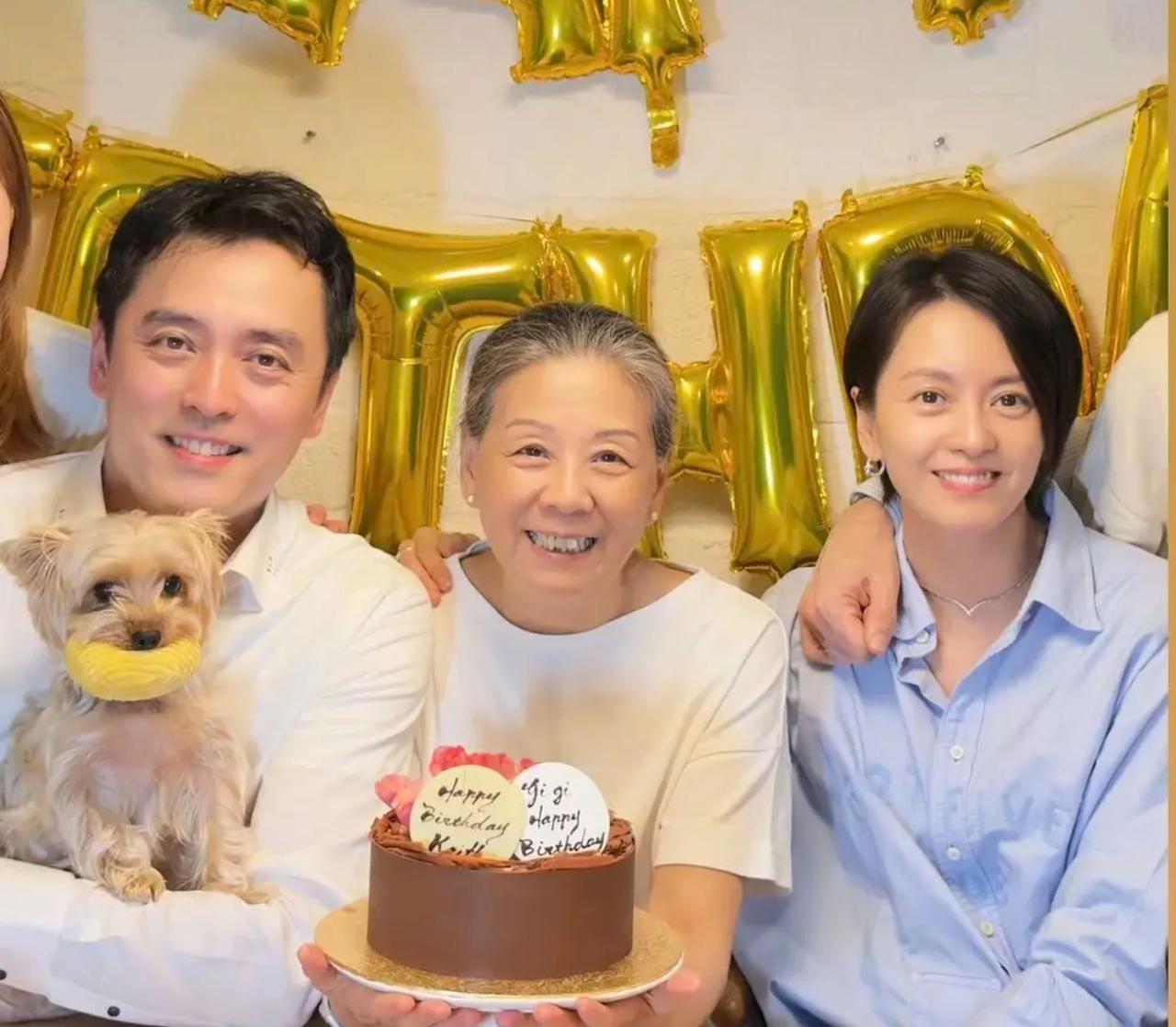 梁咏琪原来还有一个孪生弟弟，两人今年都50岁了。姐弟俩眉眼之间十分相似，弟弟