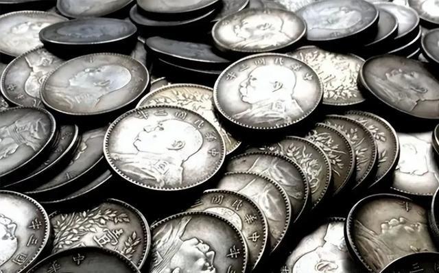 在清末的时候，西方制造的银元比白银更加受欢迎。毕竟白银平时交易得需要称重和鉴定成