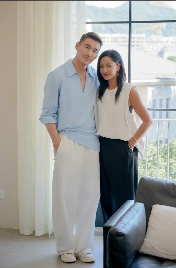 瞿颖曾聊起和胡兵的一段往事：有次从北京飞哈尔滨的航班上，胡兵突然向她表白，她当场