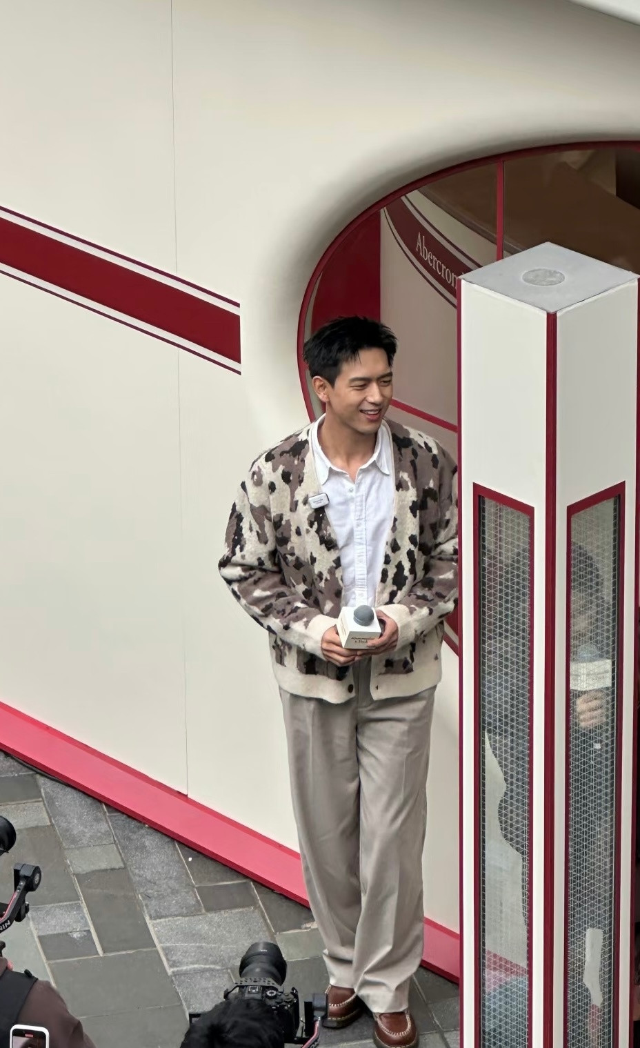 李现卡其豹纹针织造型李现北京三里屯活动生图帅成这样有天理吗​​​