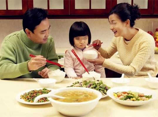 孩子幼儿园放学说饿, 宝妈气愤指责老师, 而老师两句话让宝妈脸红