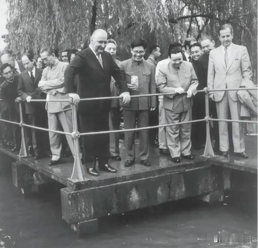 1973年9月15日，法国总统蓬皮杜（前左四）访华期间，周恩来总理（前左三）、浙