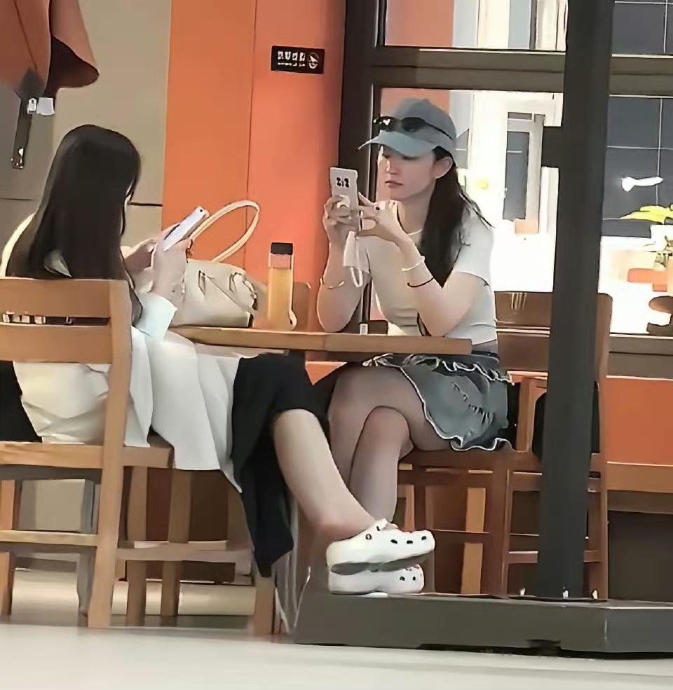 刘亦菲和处女在环球影城被网友偶遇，被嘲助理都比她好看，还比她白，说男人四十一朵花