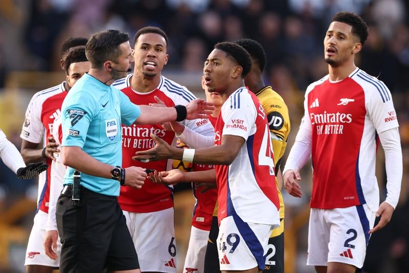 阿森纳小将斯凯利，现在得改变转型。他特点是敦实，下盘稳。喜欢扛着对方做动作，这个