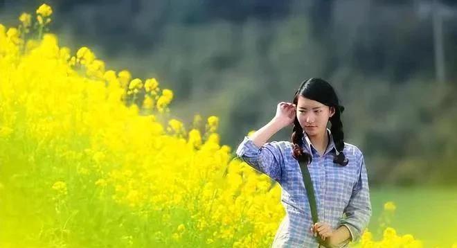 一高中生1987年参军到部队，临走前夜里向村长女儿表白，竟惹得全村人讥笑。不料，