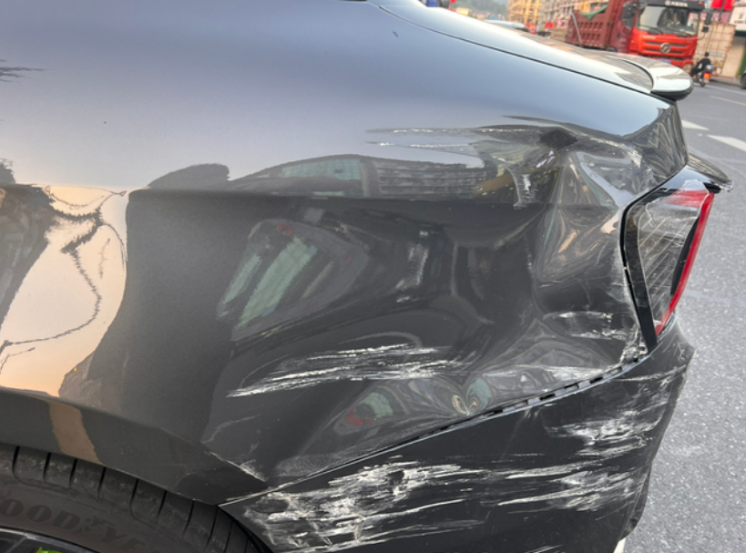 领克是真硬啊被撞啦，尾灯破了，后杠破了，后翼子被怼进去了，但是，我发现，车漆好