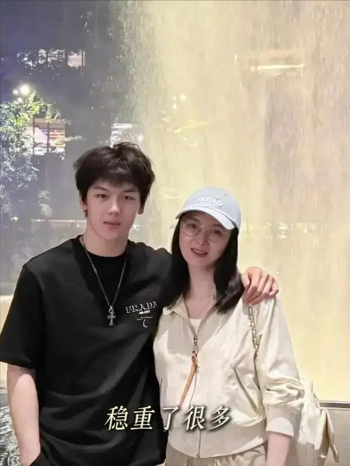 别骂了，她儿子进北大，可能比你家孩子考985还公平。你看到的，是明星妈妈的