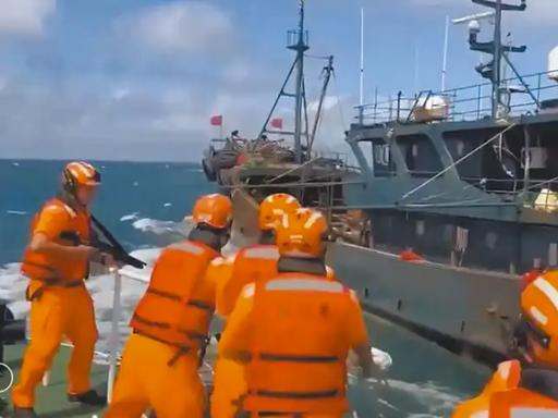 台湾海巡署违法拘留中国渔民已六天，国台办交涉无果，至今未放人放船，更无道歉赔款。