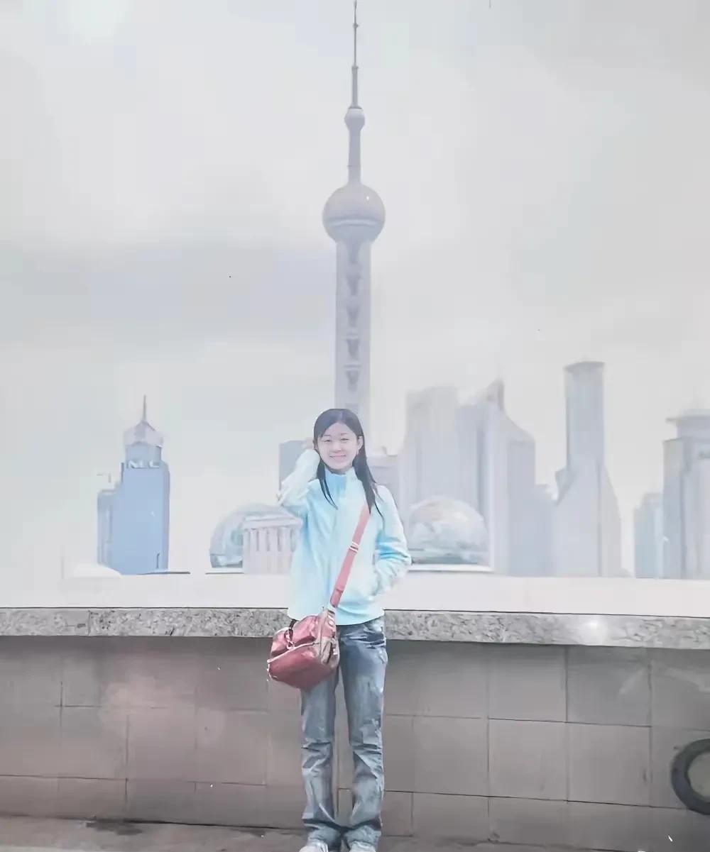 就是赵丽颖年轻时的照片，当时她只是一个普普通通的女生，穿着休闲装，一脸淳朴，她当