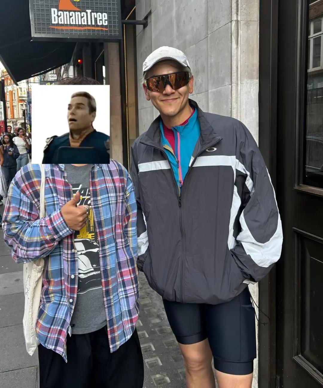 彭于晏骑自行车现身英国伦敦街头，他背着黄色书包，手推着自行车走在大街上，好多粉丝
