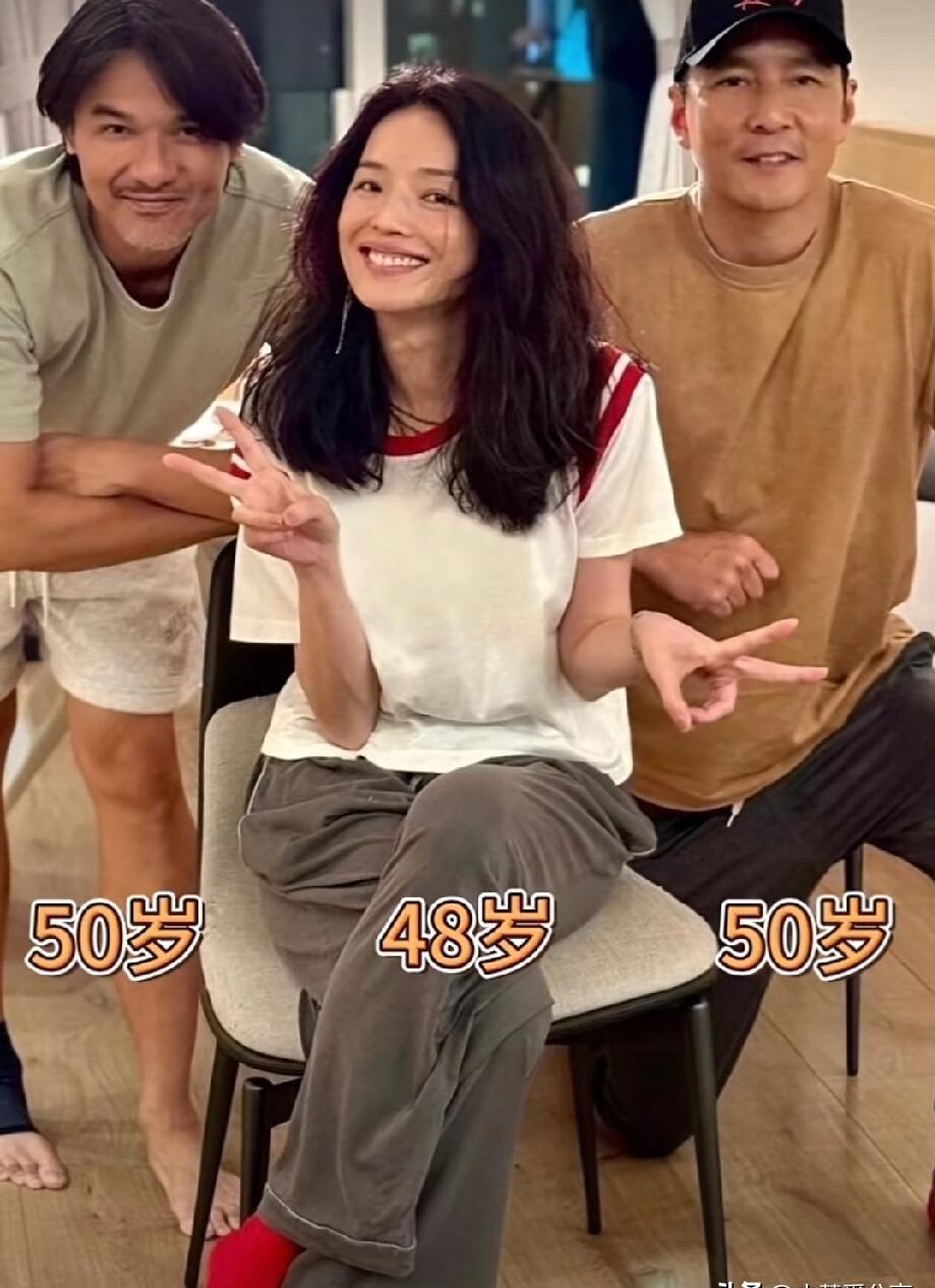 49岁舒淇生图上热搜，没开美颜照样发光。黑色露肩礼服一穿，苹果肌饱满、皮肤紧致