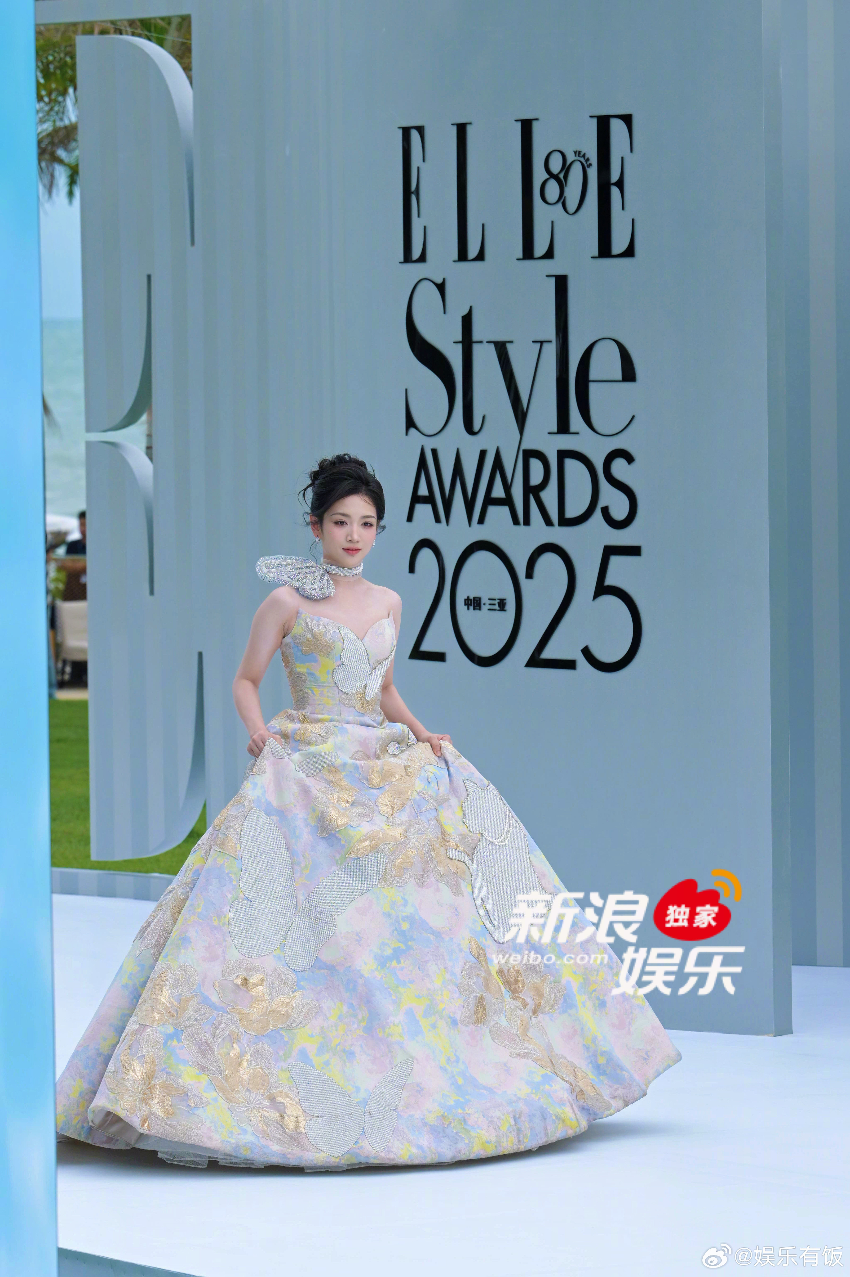 代露娃蝴蝶仙子代露娃蝴蝶刺绣长裙亮相ELLE红毯,蝴蝶刺绣长裙太美了代