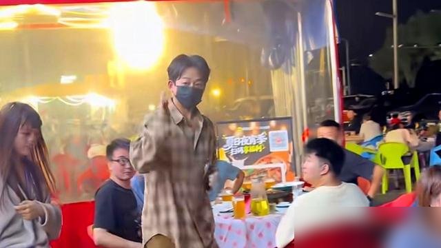 音乐节散场，王栎鑫是被两个人架着出来的，脚都没沾地。苏醒倒是走得稳，正门出来还跟粉丝挥手，陈楚生更绝