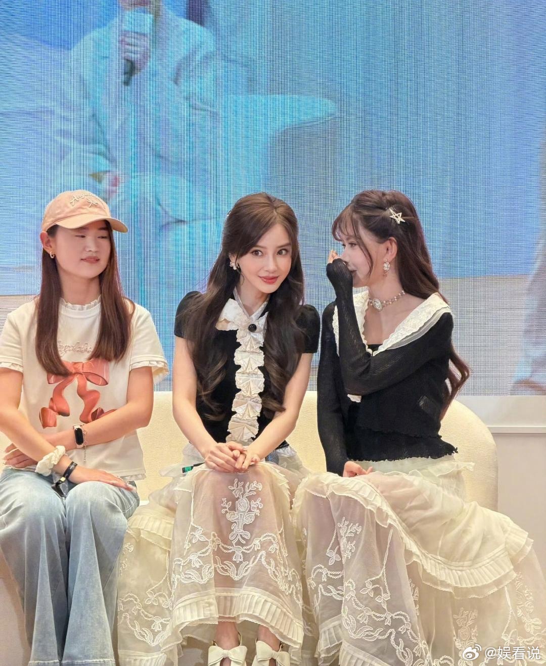 女人的年龄还真是个谜，两个人几乎分不出年龄啊！