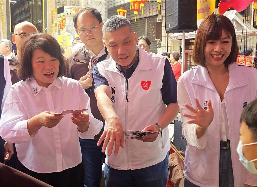 民进党嘉义市长人选由绿委王美惠备战就定位，民众党也征召前白委张啓楷参选，国民党一