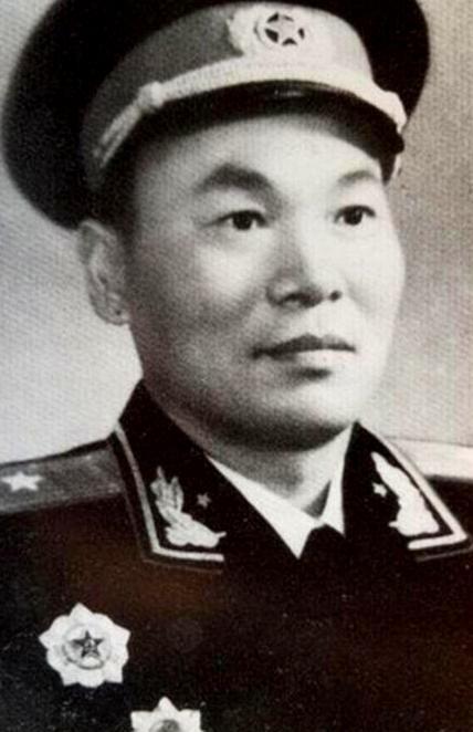 1970年，北京军区政委人选迟迟难以敲定，毛主席突然想起什么，拍案问道："当年在