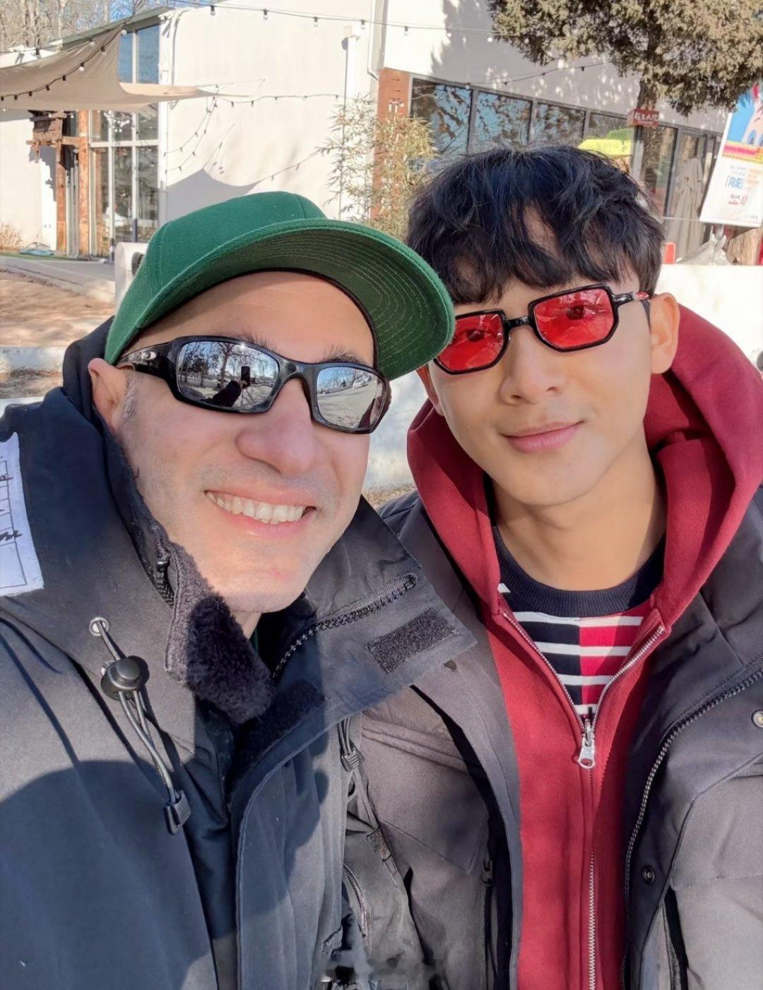 张晚意和李现，这两位可谓一有空就爱出门自驾游的主儿。没什么偶像包袱，也从不把自己