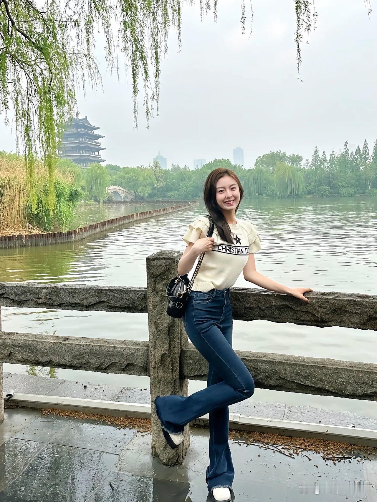 她说喜欢简单和真诚的人，我怎么看着她一点也不简单啊[捂脸哭]