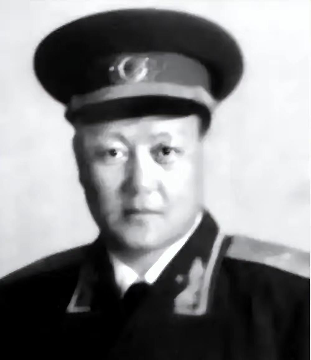 1949年，解放军师长刘炳彦去北京饭店吃饭，突然看到一个服务员举止异常，还有些眼