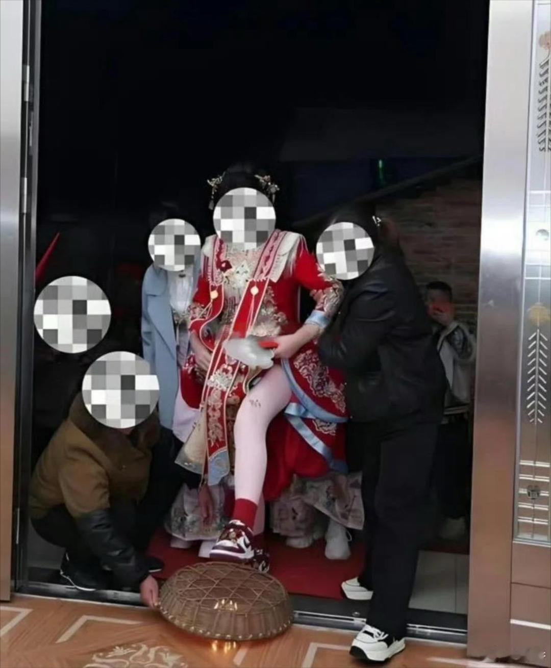 婚礼结束后新娘拿到底片看天都塌了吧？这场婚礼白结了