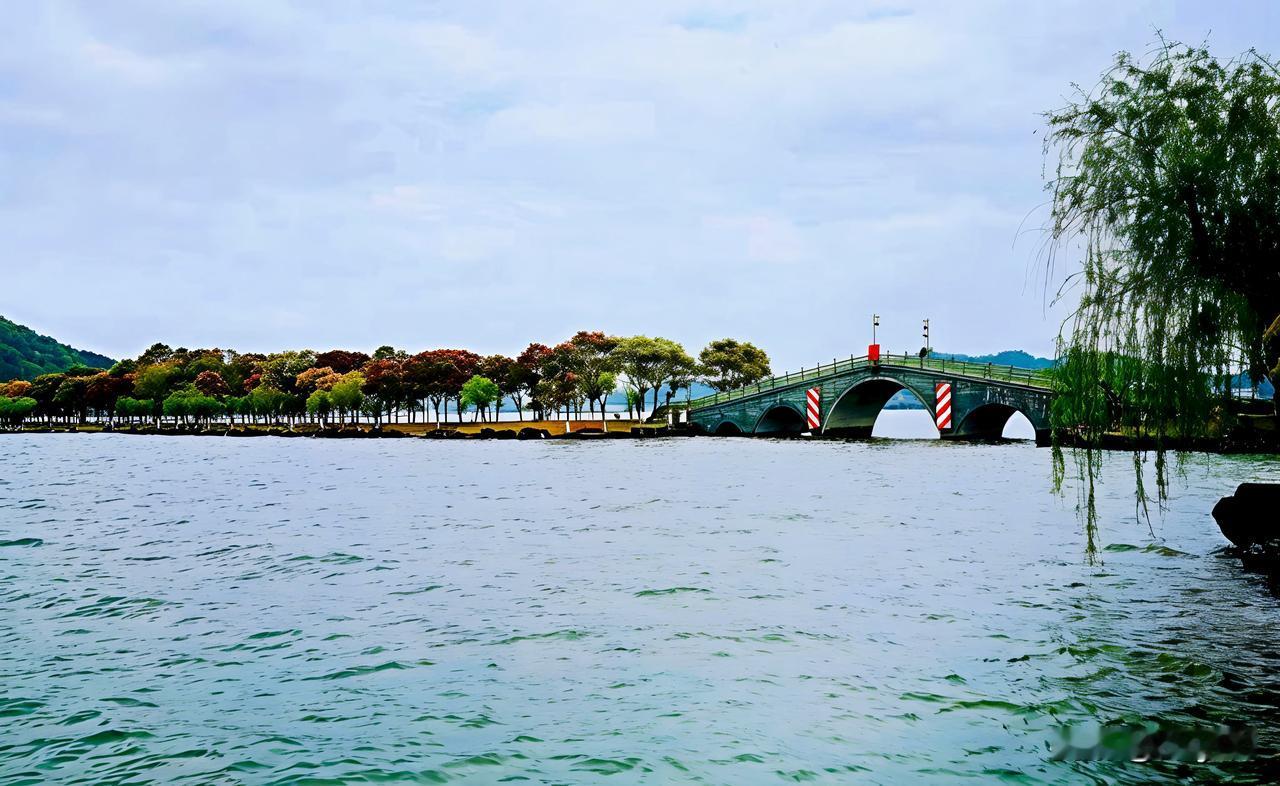 东钱湖又称钱湖、万金湖，是浙江省著名的风景名胜区，距宁波城东15公里，湖的东南背