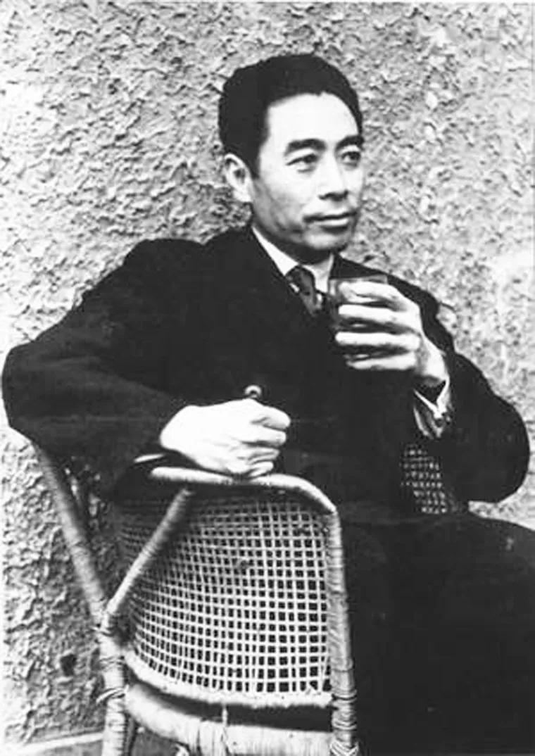 1927年4月，上海，一个国民党中校团长兴冲冲走进审讯室，说是抓到一条"共党大鱼