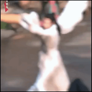 打戏，一个跳芭蕾，一个跳街舞​​​