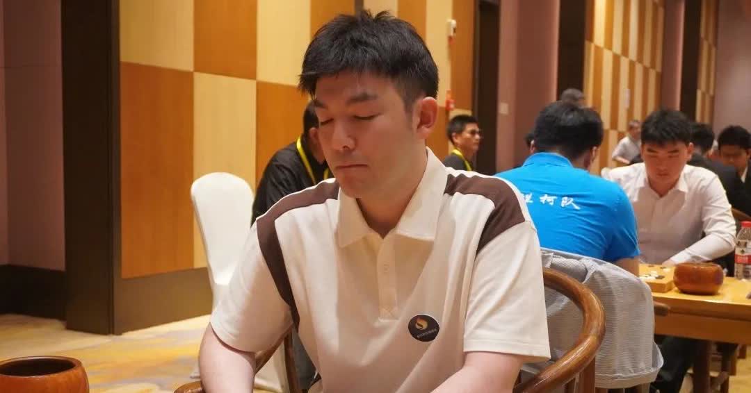 [爱心]轩工智能强啊！今天棋圣战的焦点就是李轩豪对上王星昊。结果百手之手，被誉为