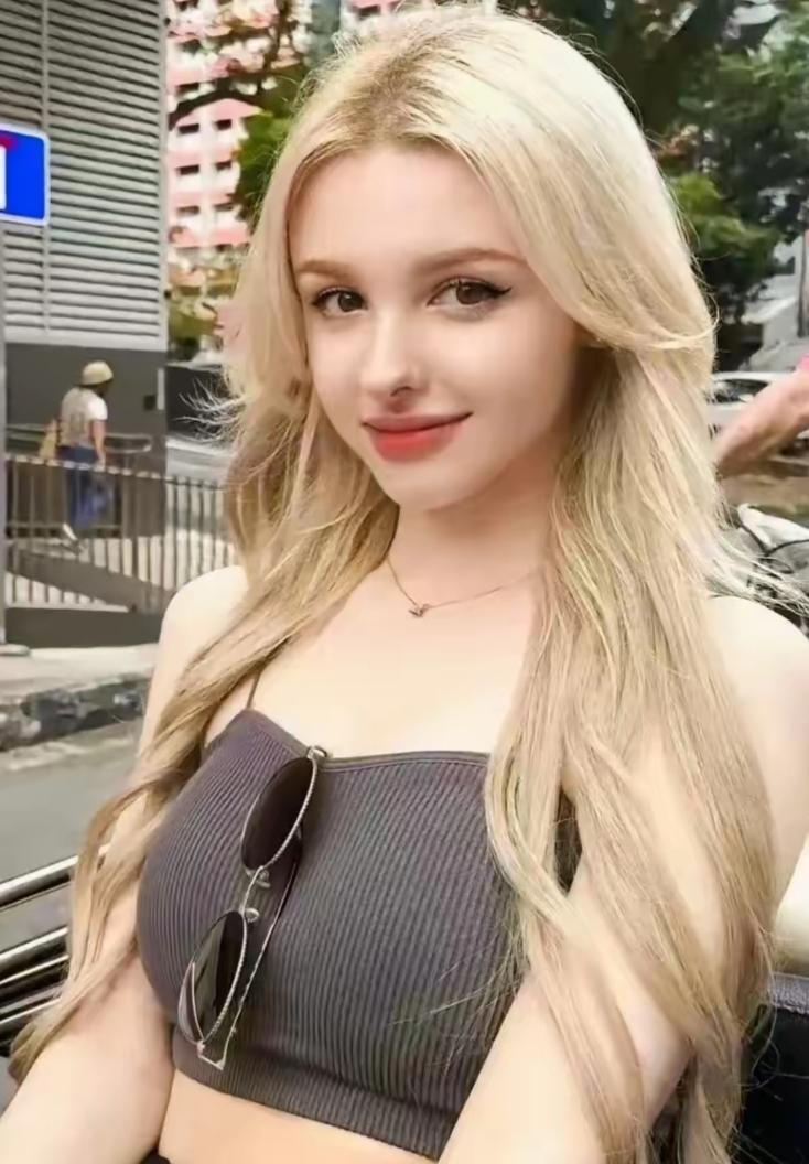 乌克兰的女人，正在独自撑起一个国家的天空。 在乌克兰利沃夫的街头，带着孩子出