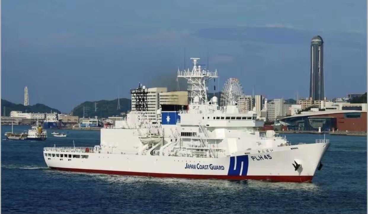 最新消息称日本军舰“朝雾号”靠近台北淡水河口。据台媒报道，由于强烈台风“巴威”