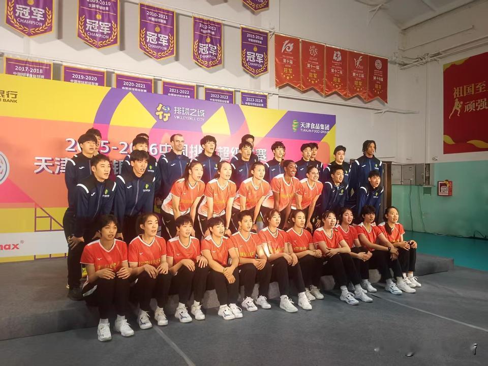 陈博雅无缘天津女排16人大合影。从合影阵容来看，杨艺、张馨月、王艺竹以及双外援都