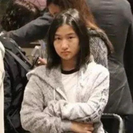张家辉的女儿，这是怎么长的，乍一看像妈妈，仔细一看像爸爸的！​​​