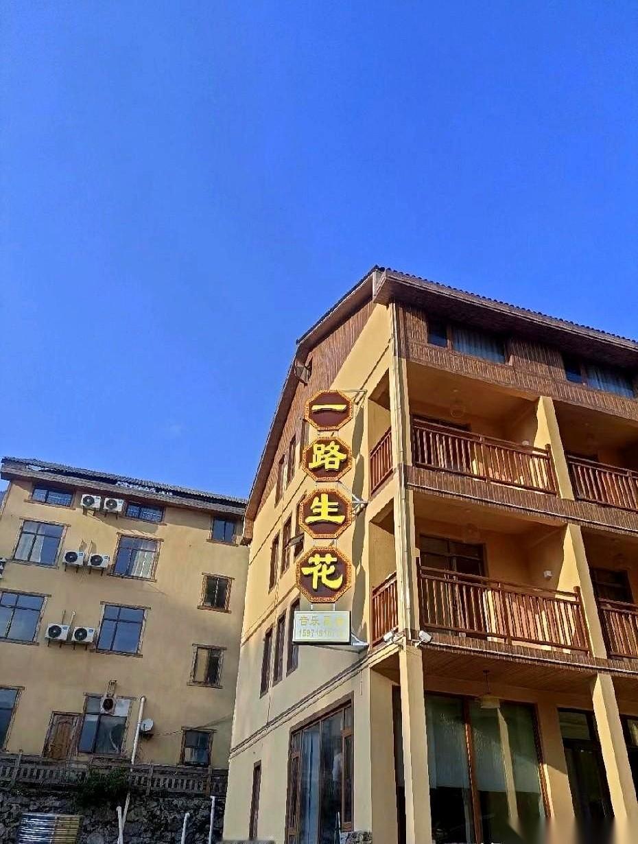 青岛的海风，正从阳台的缝隙里灌进来，有点凉。他把手机往沙发上一扔，屏幕还亮着，