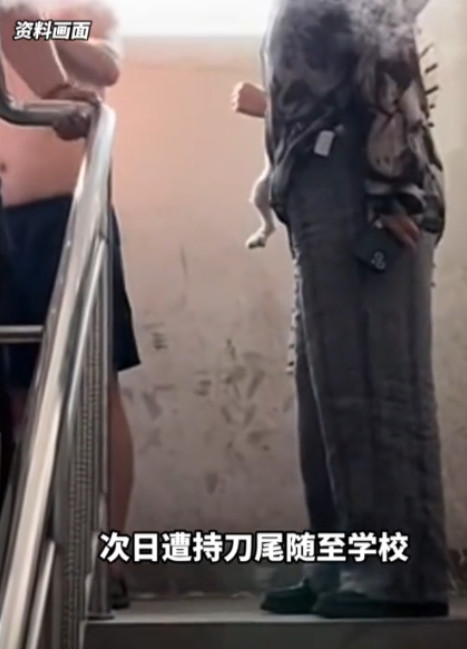 武汉一男子被一只没栓绳的狗扑到吓得大吼，狗主人便和男子起了争执打起来，导致男子鼻