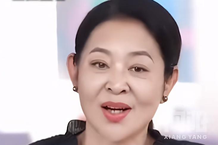 【倪萍再回应整容传闻：就是老了】近日，著名主持人倪萍在接受李小萌采访时谈整容传