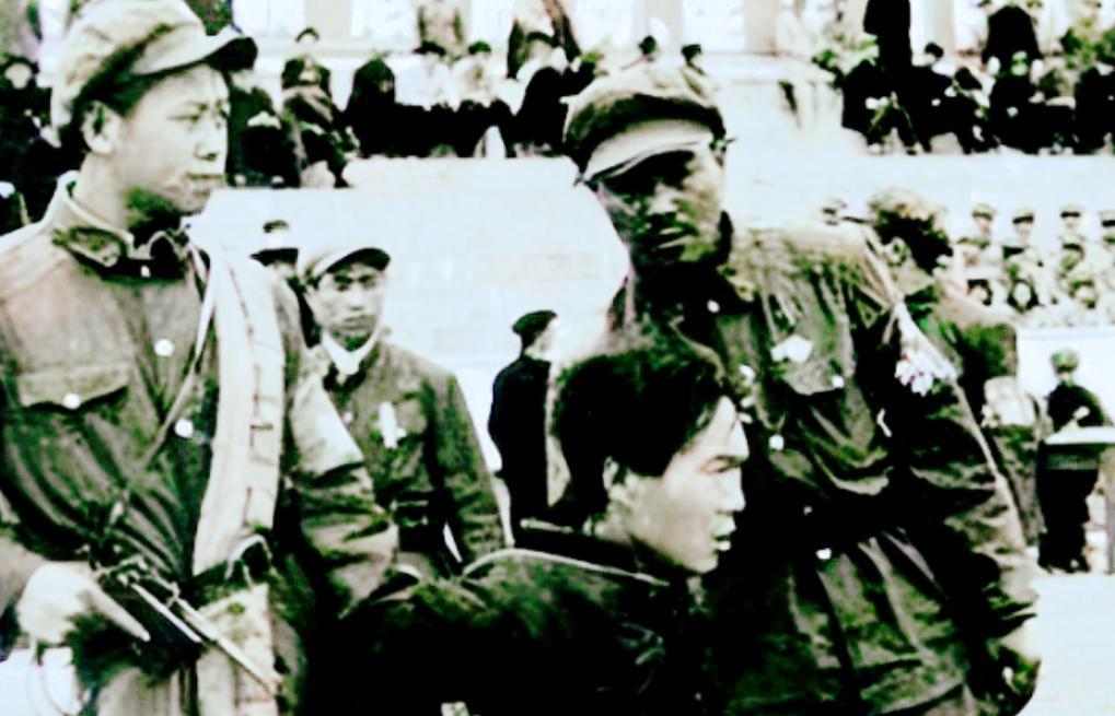 1955年，山东一死刑犯突然表现出异常行为，不仅拒绝传统的“断头饭”，还不停地高