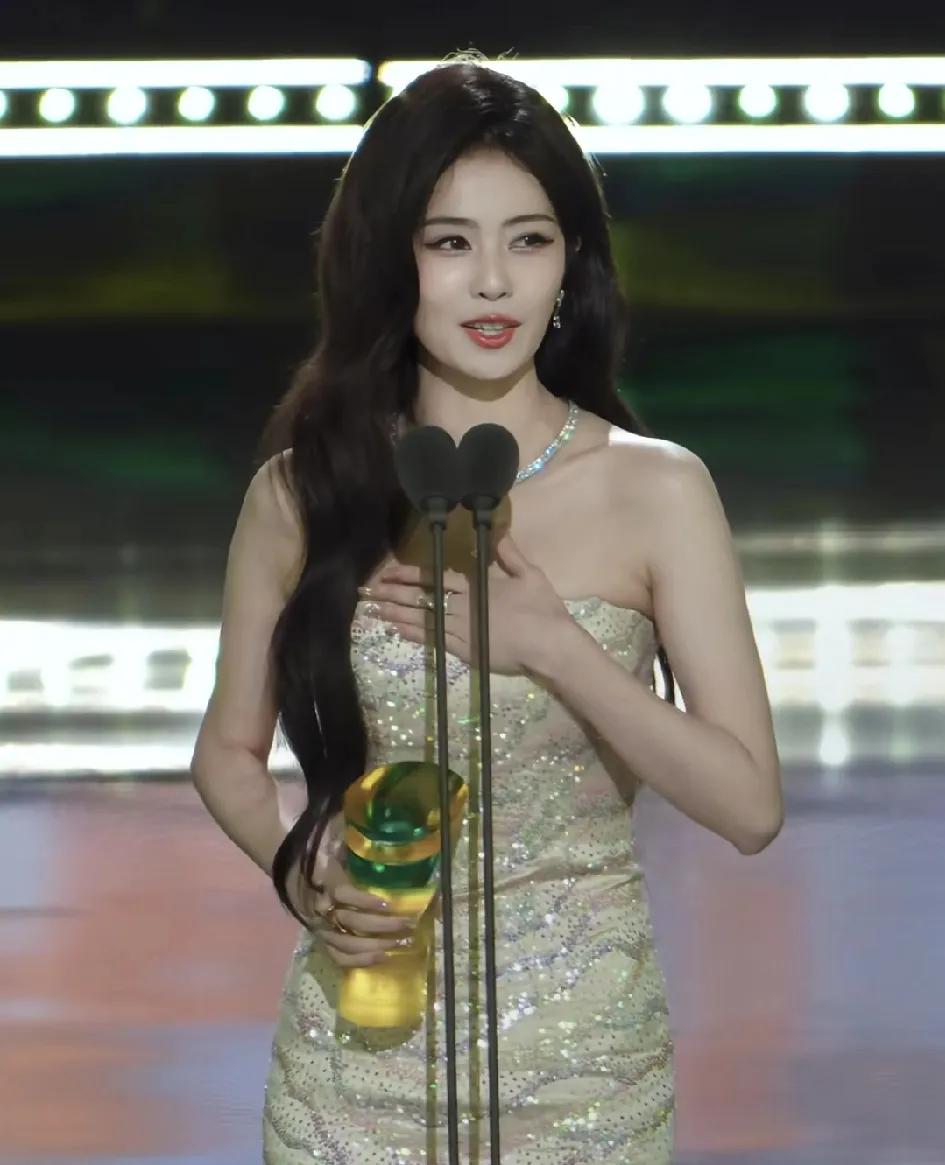 不是985也不是211，更不是普通大学，白鹿只上了初中。之后就去了江苏联合职业