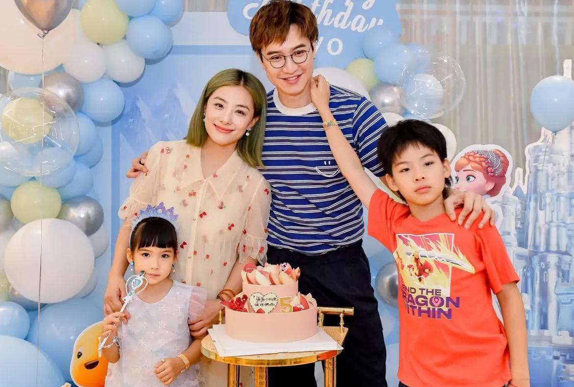 刘璇王弢为女儿庆祝5岁生日，两口子越来越年轻！有一说一，刘璇长得真挺好看的，很多