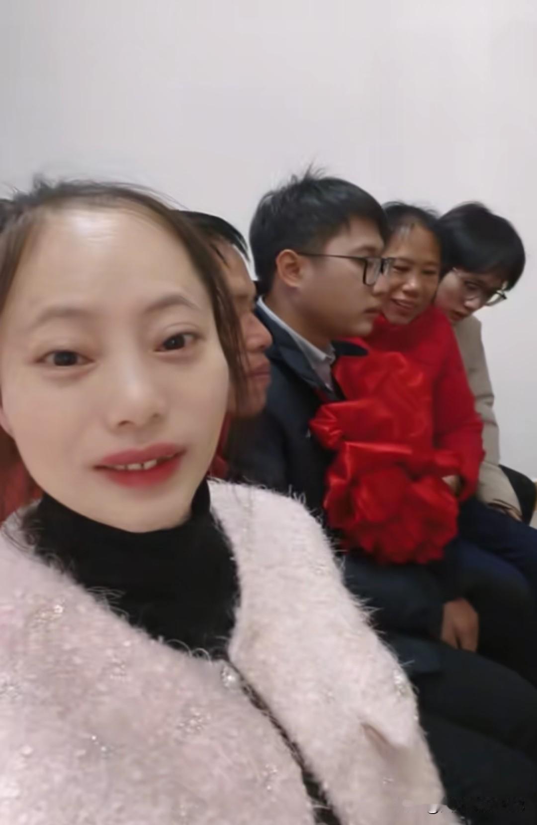 梁志辉的父母也是很不舍，在车上梁志辉的妈妈一直搂着自己的大儿子。大儿子这两天也是