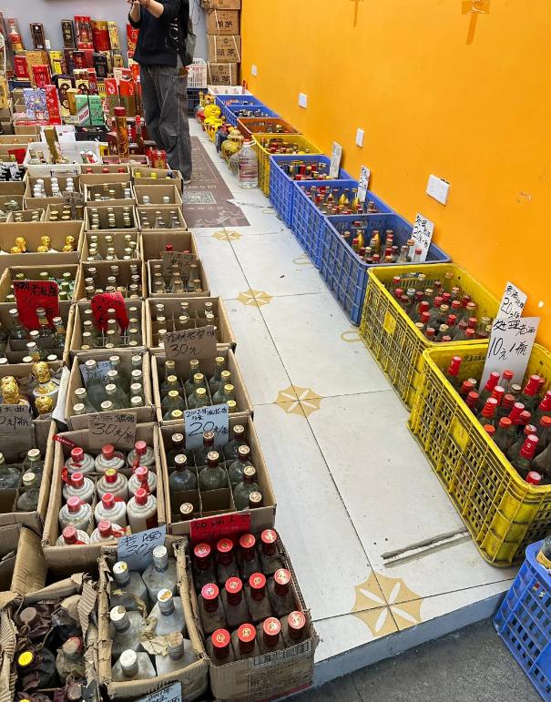 今天在郑州白酒批发市场闲逛时，偶然发现一家不起眼的小店。推开门瞬间，就像打开了老