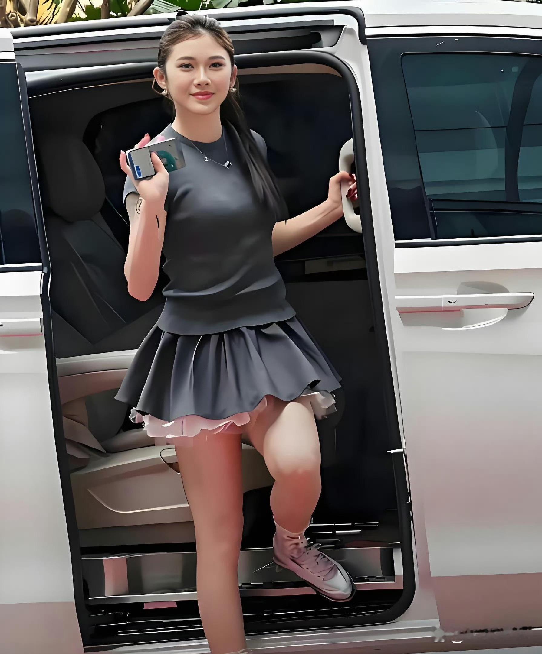 吴艳妮一袭裙装明艳动人，这算是体坛的“颜值天花板”了吧！