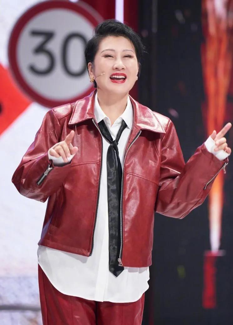 63岁张凯丽帅炸了！短发配红皮衣，直接减龄30岁，这状态太能打！张凯