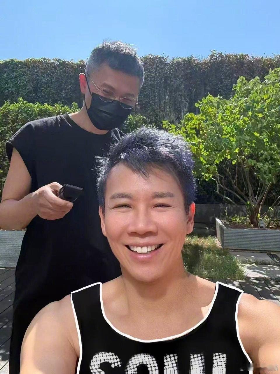 陶喆我要把这玩意染成蓝的从音乐到造型，陶喆都在不断给观众带来惊喜。这种持续创
