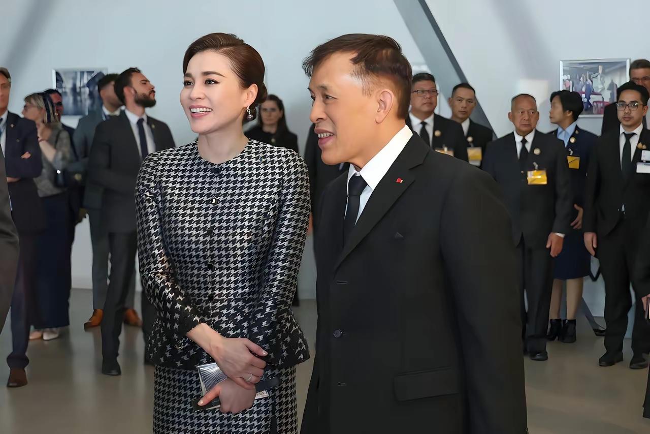王后与公主，还是有区别的，这一点泰王拎的清！虽说玛哈想扶持女儿，但他也很清楚不