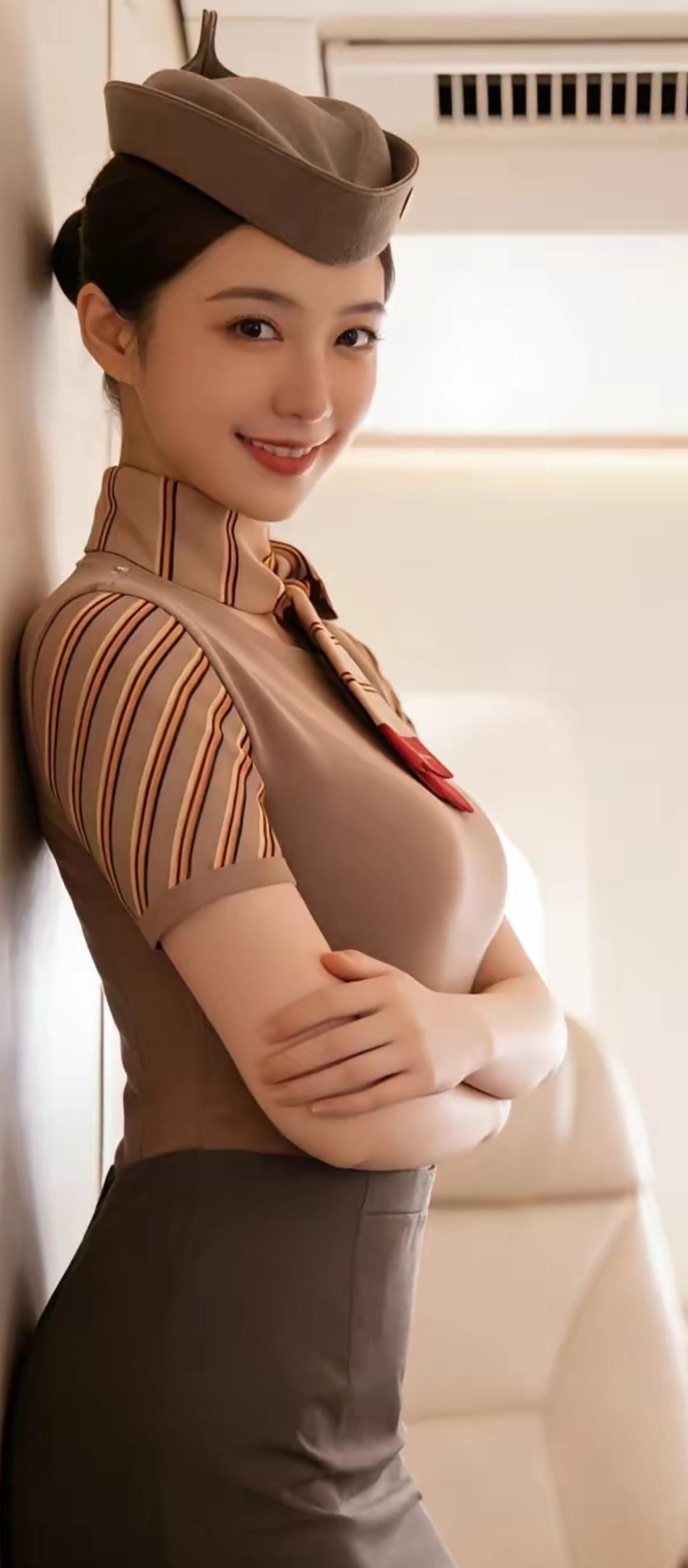 空乘佳人倚窗立，笑语如花映碧空。