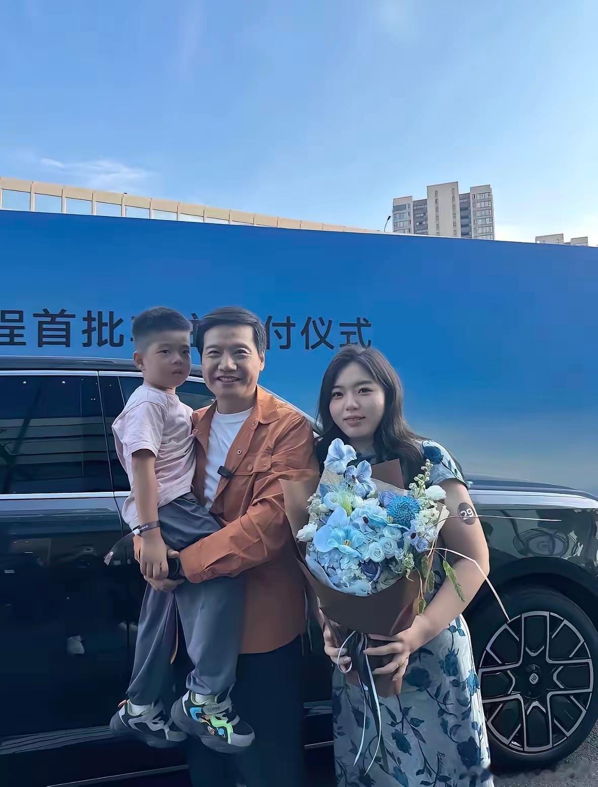即使带个娃，傍个千亿总裁也不是啥难事，只要买辆小米汽车🚘🚘🚘🚘！毫无违和