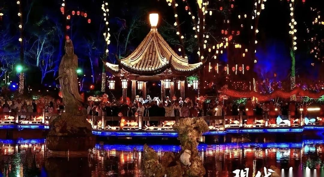 南京，人山人海到地铁挤成沙丁鱼罐头，但其实没那么吓人。五天九百多万游客，听起来吓