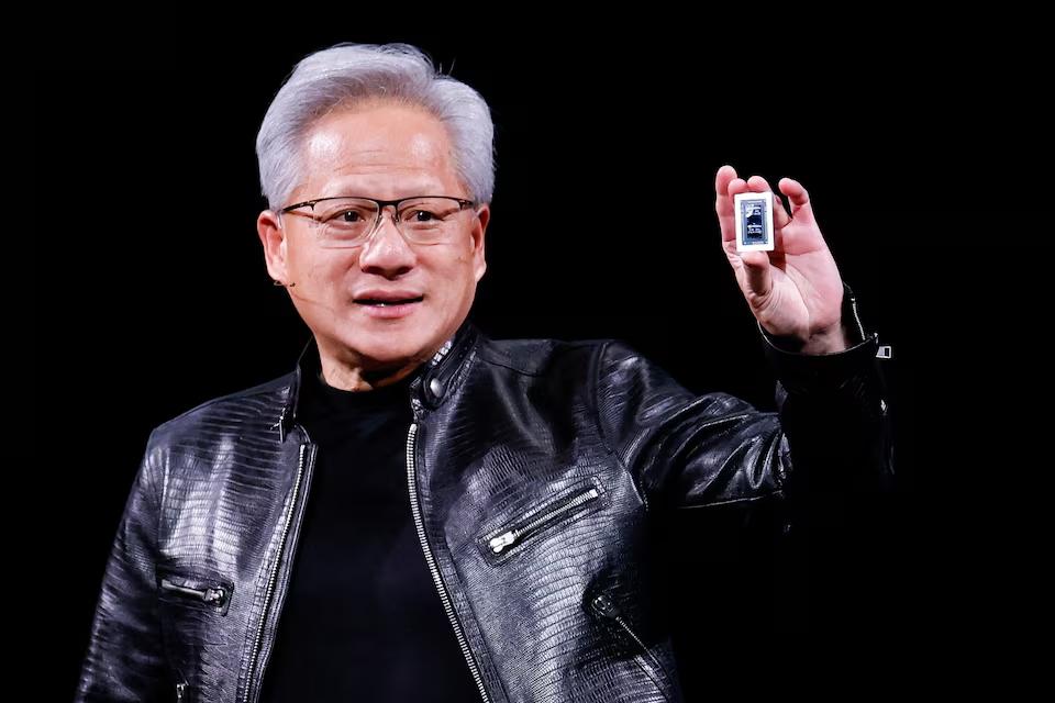 特朗普，马斯克，黄仁勋。黄仁勋的影响力如今在美国应该排在前三位。论权利，当然是
