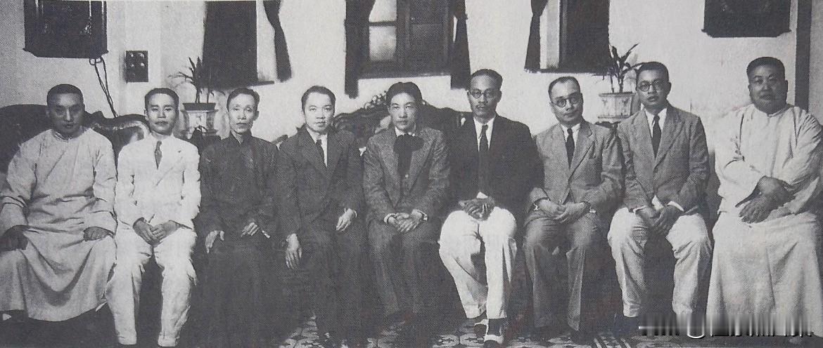 20世纪30年代，徐悲鸿与李济深、郑健庐等人合影。左起：丁养气、程雪门、杜其章、