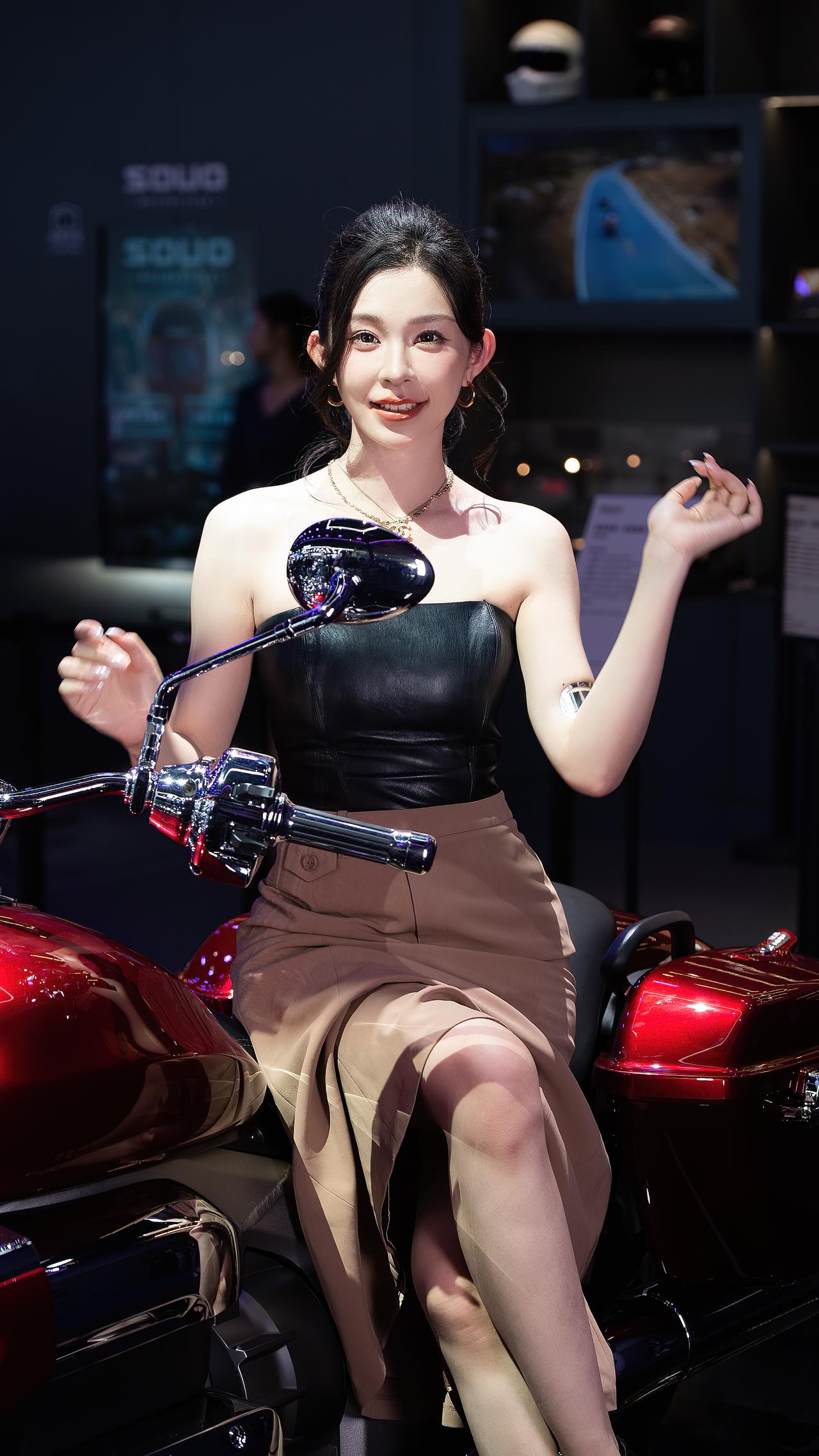成都车展模特小石头车展现场美照车展会车模美女车展模特